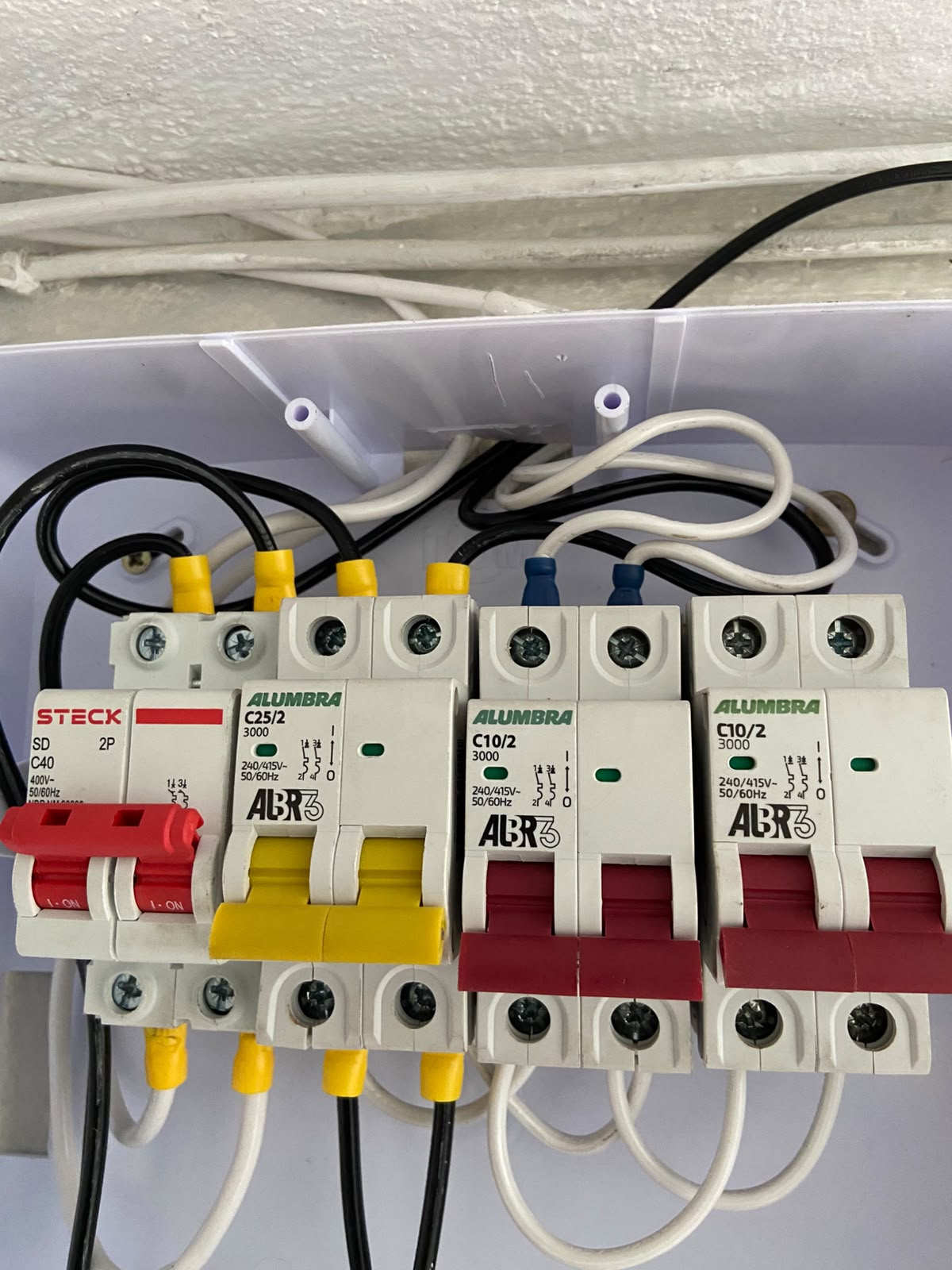 Quadro elétrico dedicado com disjuntores DR e proteção individual para circuitos de ar-condicionado
